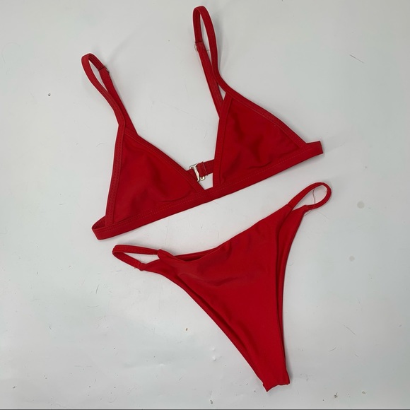 Red bikini - Picture 3 of 7